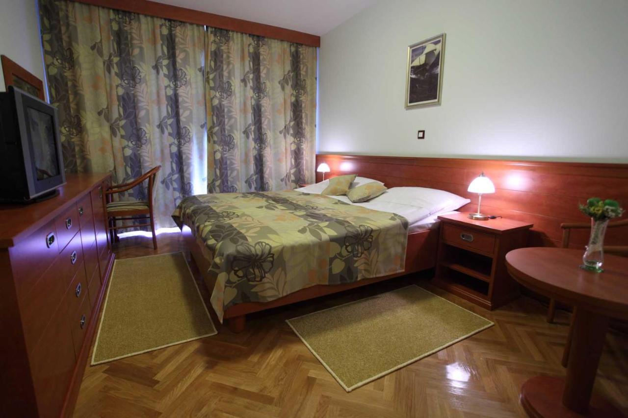 Bed and Breakfast Dorijini Dvori Baška Voda Exterior foto
